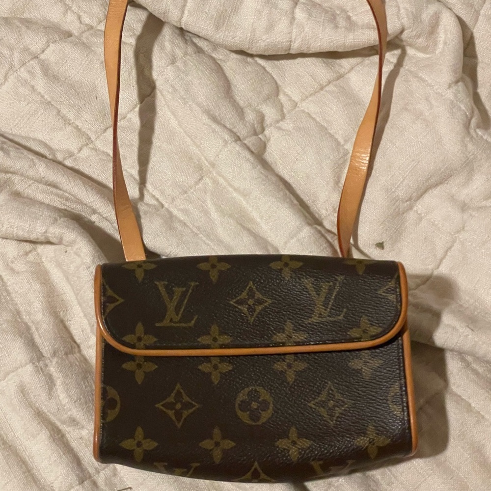 Compact Louis Vuitton bag (never used).